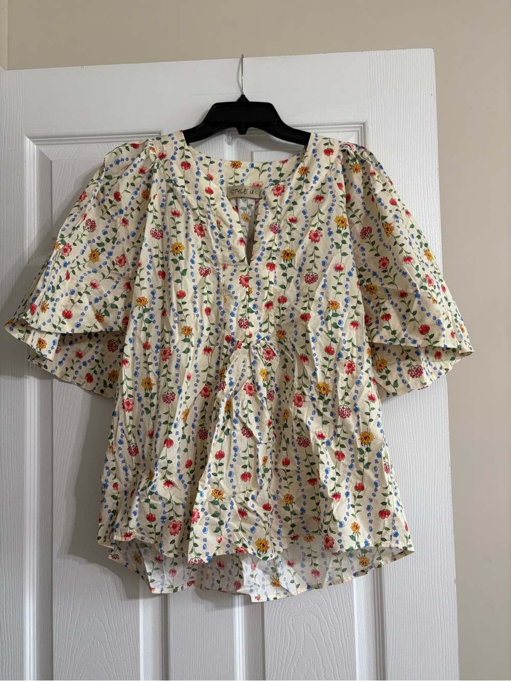 Style U women’s floral blouse size large flutter sleeve
